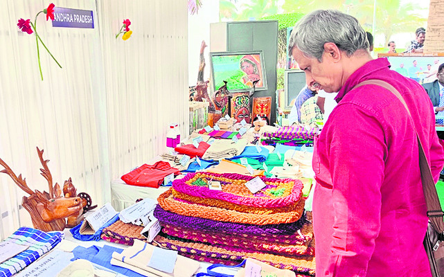 ఆకట్టుకున్న జైళ్లశాఖ ఉత్పత్తుల స్టాళ్లు 1