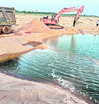 సూరాయపాళెంలో రేయింబవళ్లూ దోపిడీ 4