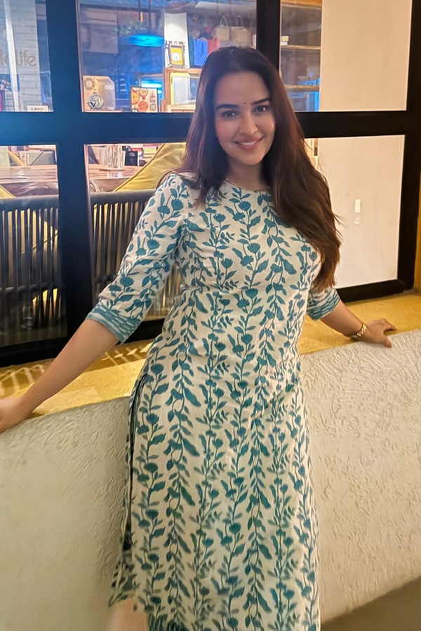 Actress Pujitaa Ponnada Latest Stunning PHotos2