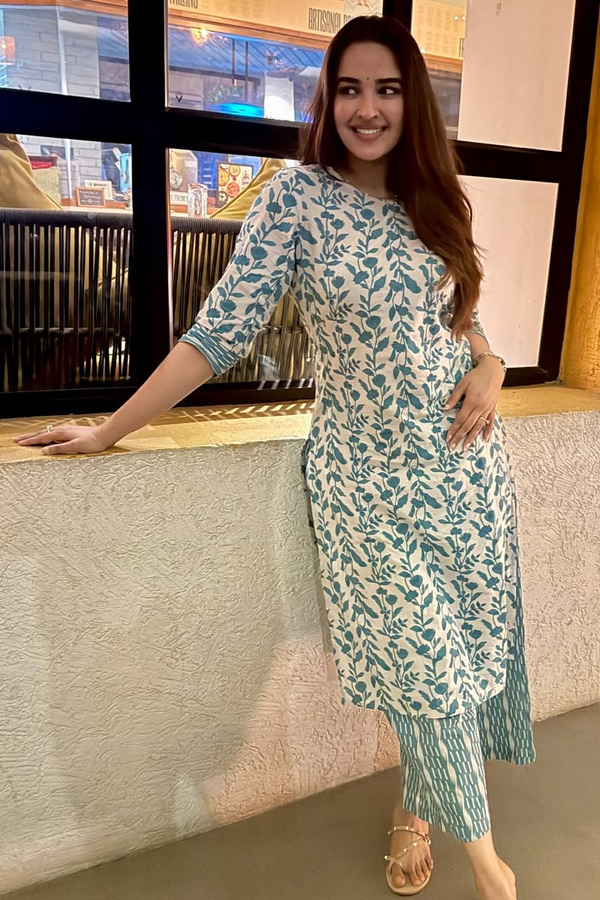 Actress Pujitaa Ponnada Latest Stunning PHotos4