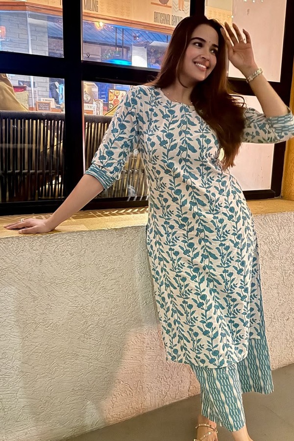 Actress Pujitaa Ponnada Latest Stunning PHotos5