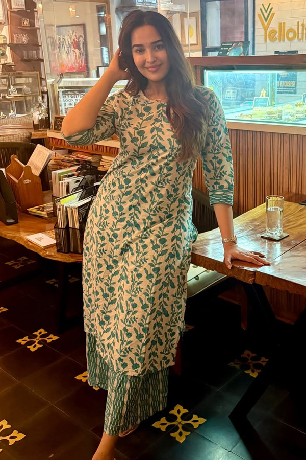 Actress Pujitaa Ponnada Latest Stunning PHotos6