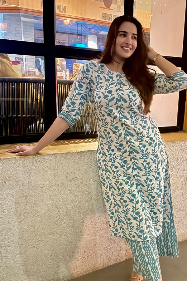 Actress Pujitaa Ponnada Latest Stunning PHotos8