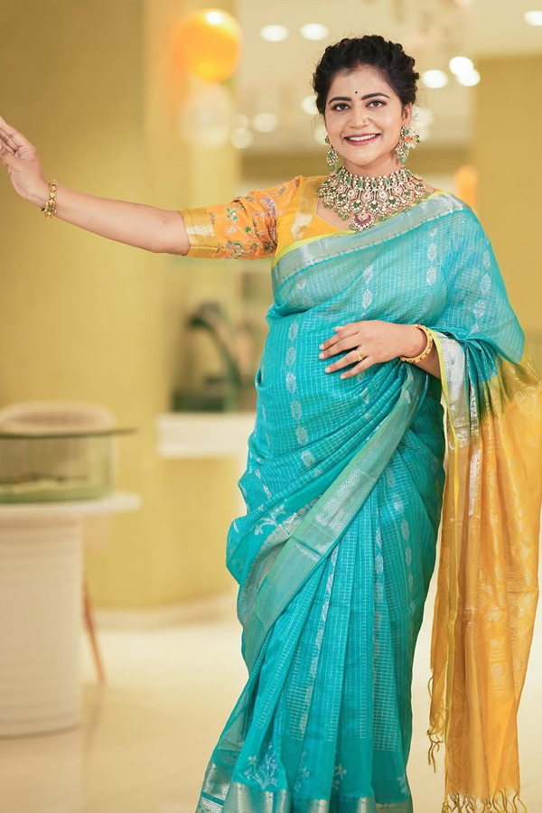 Bigg Boss Contestant Savitri Baby Bump Stills Photos8