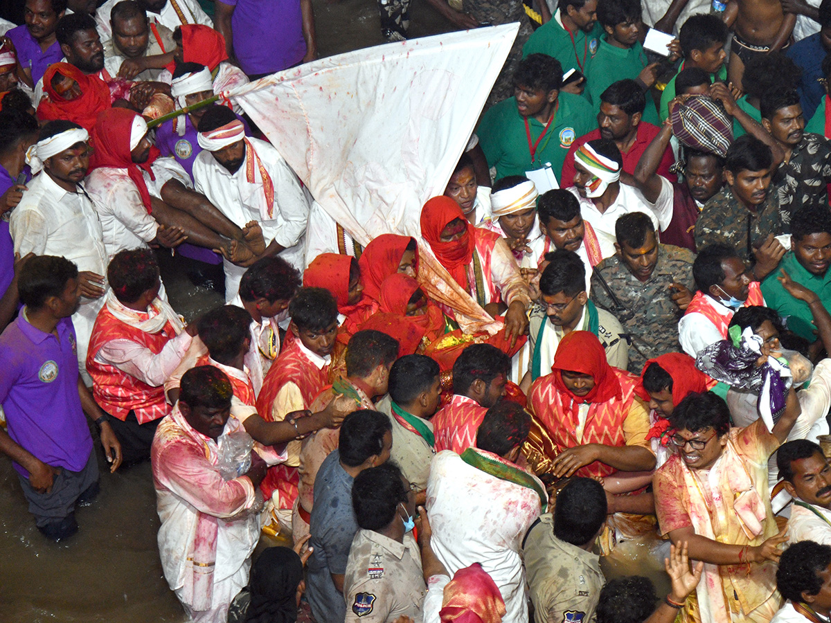 Sammakka Sarakka : Medaram Jatara 2026 HD Photos 11