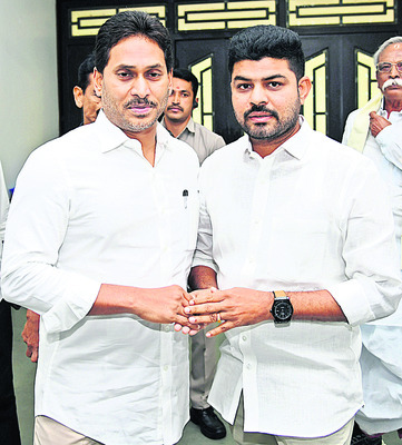 ●అధినేతతో భేటీ1