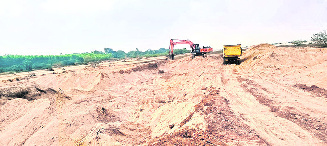 సూరాయపాళెంలో రేయింబవళ్లూ దోపిడీ 1