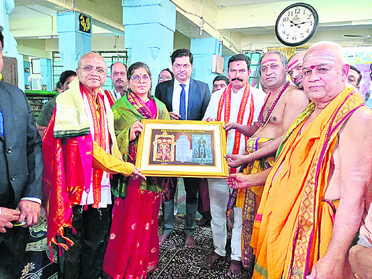 ఆదిత్యుని సన్నిధిలో గుజరాత్‌ హైకోర్టు చీఫ్‌ జస్టిస్‌   1