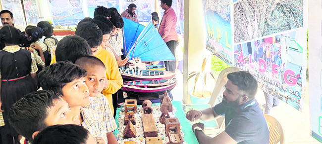 అబ్బురపర్చిన మైరెన్‌ ఎగ్జిబిషన్‌ 1