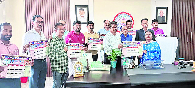 ఆదిత్యుని సన్నిధిలో గుజరాత్‌ హైకోర్టు చీఫ్‌ జస్టిస్‌   2