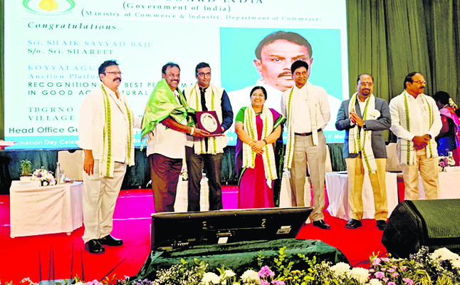 ఉత్తమ వర్జీనియా రైతుగా షేక్‌ బాజీ
1