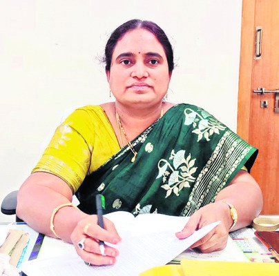 బాధ్యతలు స్వీకరించిన డీఏఓ సరిత 
1