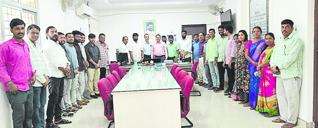 పల్లకీపై ఊరేగిన దుర్గమ్మ 
3