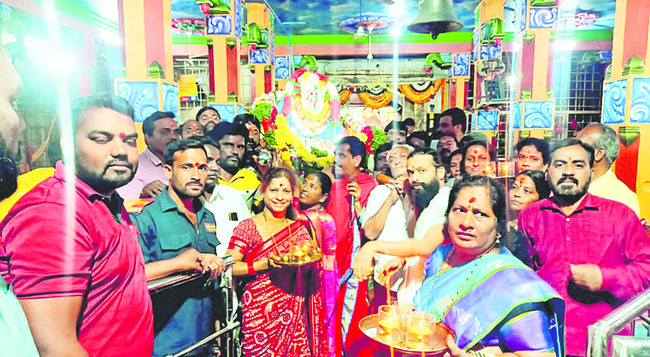 పల్లకీపై ఊరేగిన దుర్గమ్మ 
1