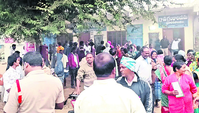 యూరియా కోసం రైతుల జాగారం1