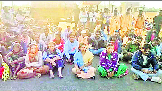 రోడ్డెక్కిన రైతులు.. 1