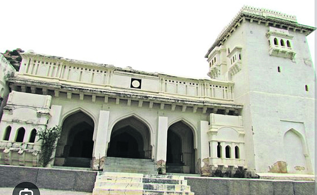 మసకబారుతున్న రాయల వైభవం 2