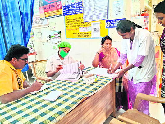 నాడి పట్టని వైద్యులు 
1