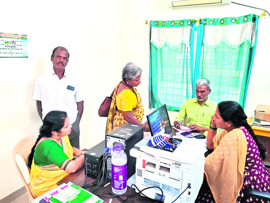 యూరియాకు పరుగో.. పరుగు ! 1