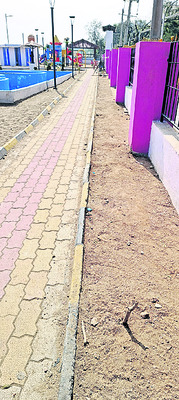 నిధులు జేబులోకి.. పనులు గాలికి 2