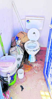 నిధులు జేబులోకి.. పనులు గాలికి 1