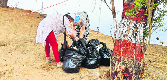 స్వచ్ఛతా సేవలో సత్యసాయి భక్తులు 1