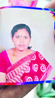 చికిత్స పొందుతున్న మహిళ మృతి
1