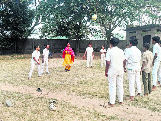 వినూత్నంగా బోధిస్తూ.. విద్యా దీపాలు వెలిగిస్తూ.. 1