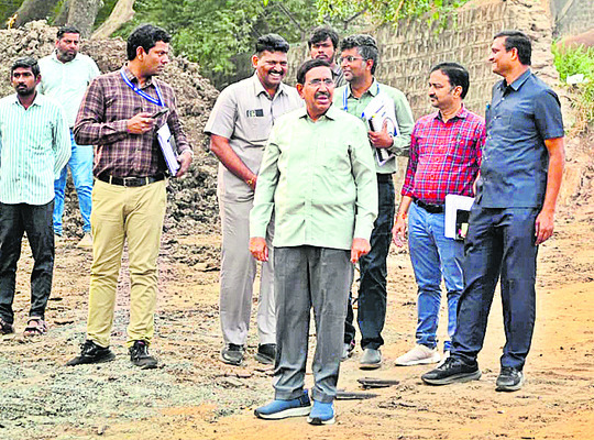 సీడ్‌ యాక్సిస్‌ రోడ్డు పనులు పరిశీలించిన మంత్రి నారాయణ 2