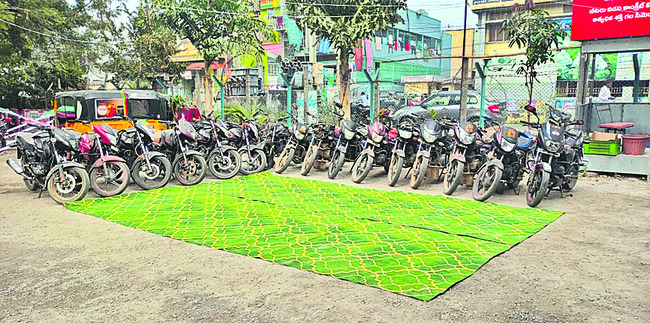 అంతర్‌ జిల్లా ద్విచక్ర వాహన దొంగ అరెస్ట్‌ 1