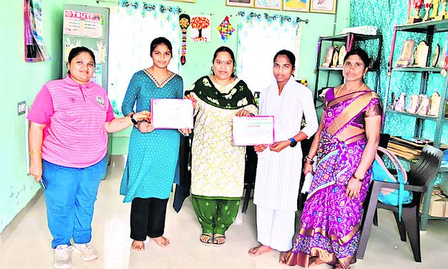 క్రీడాపోటీల్లో  విద్యార్థినుల ప్రతిభ
2