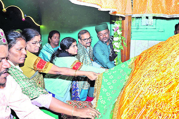 పైడిపల్లి దర్గాలో ప్రత్యేక ప్రార్థనలు2