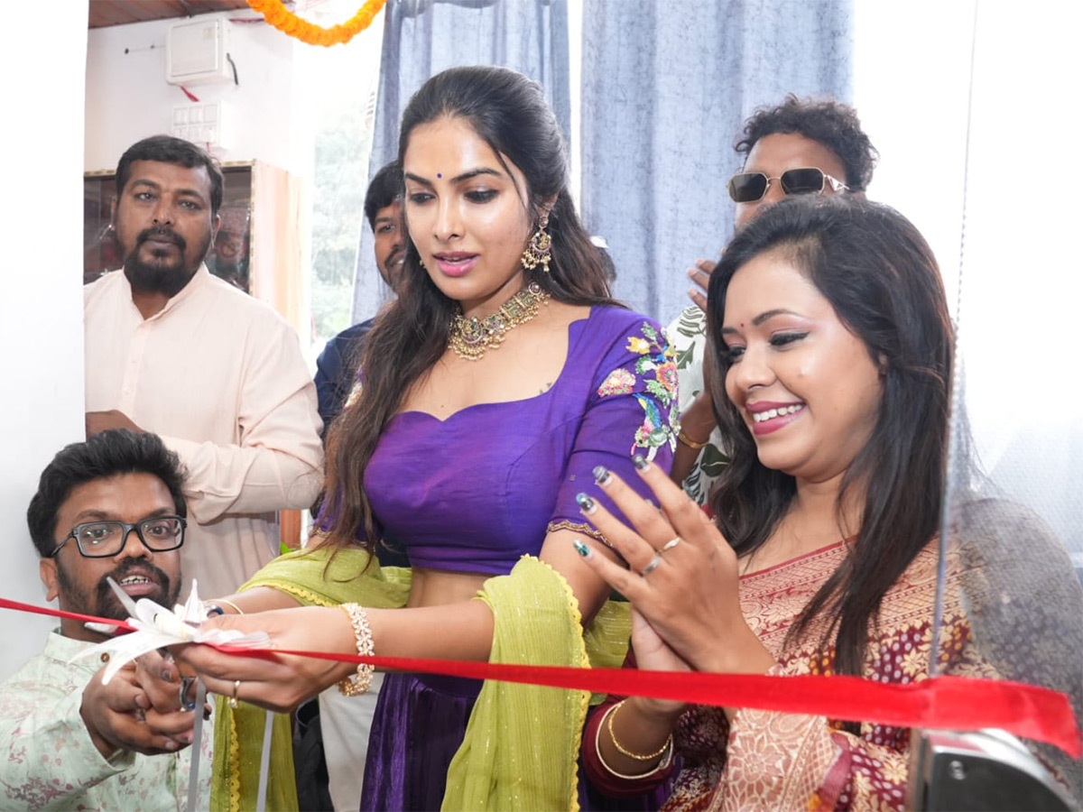 Actress Divi Vadthya Created a buzz in Manikonda Photos12