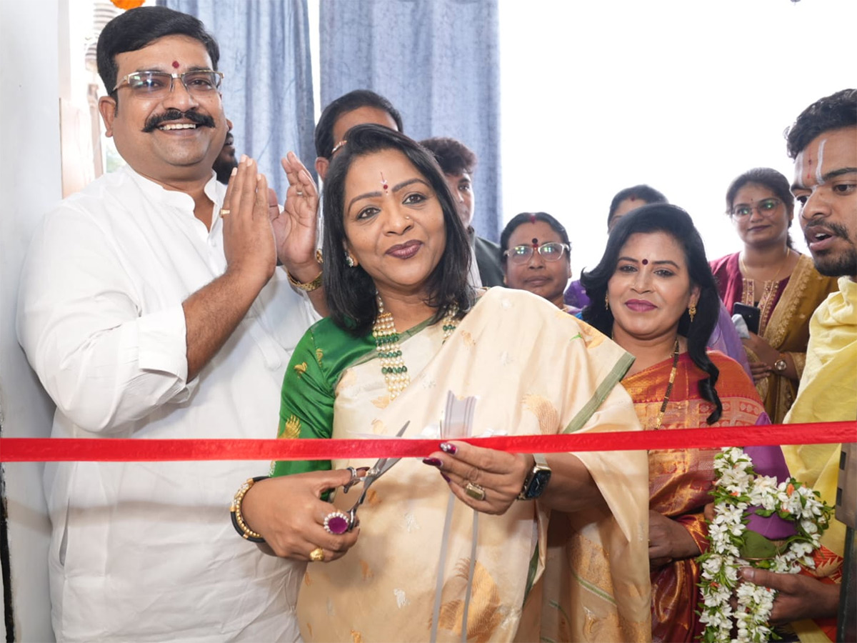 Actress Divi Vadthya Created a buzz in Manikonda Photos13