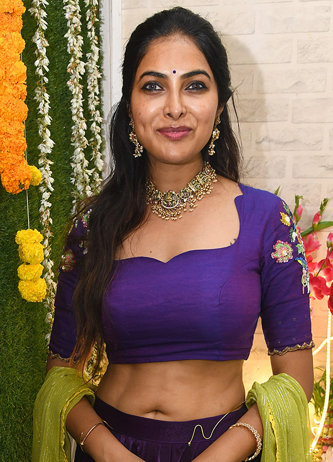 Actress Divi Vadthya Created a buzz in Manikonda Photos5