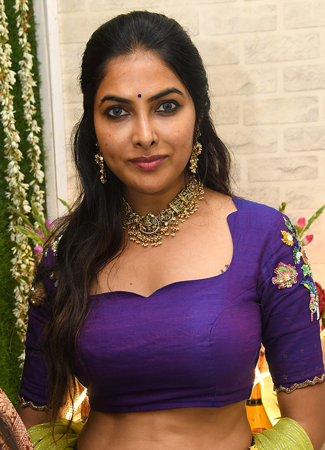 Actress Divi Vadthya Created a buzz in Manikonda Photos6