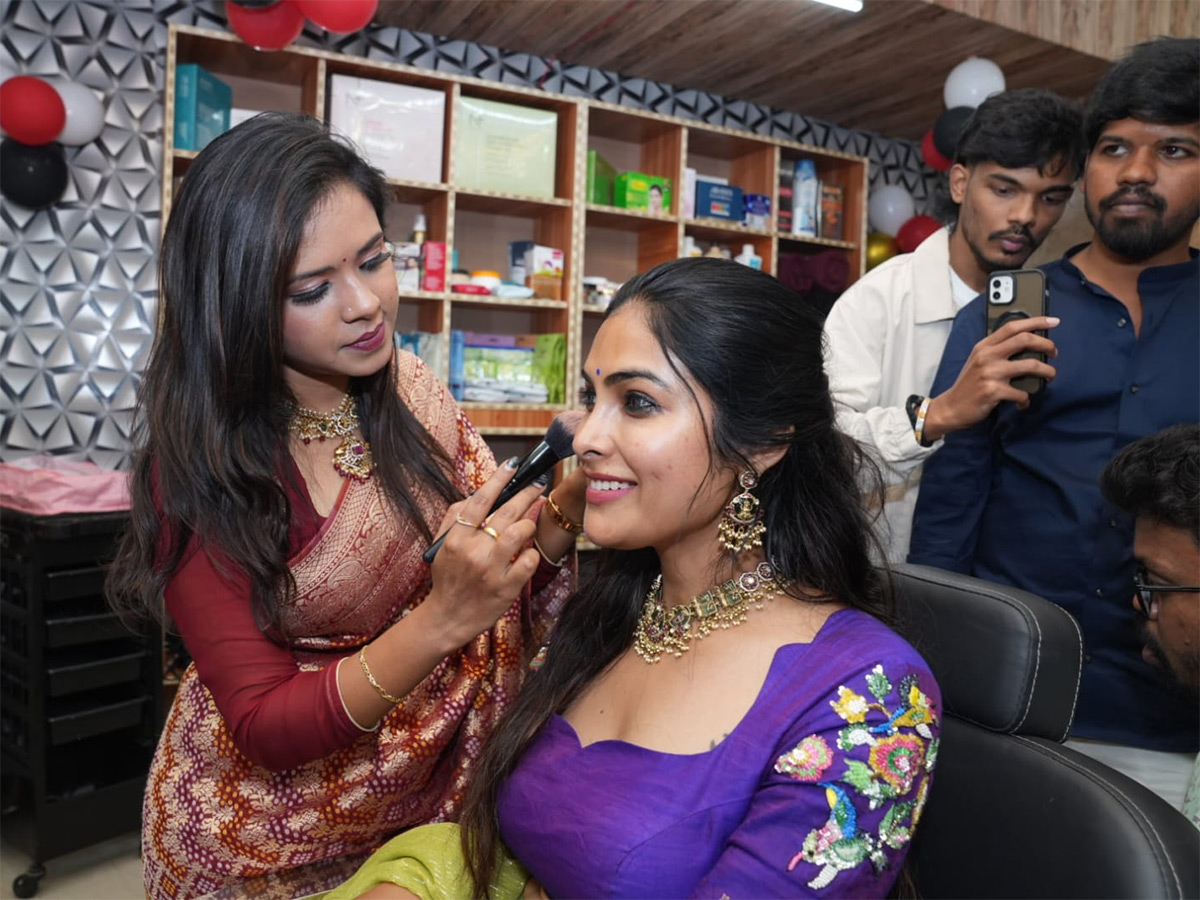 Actress Divi Vadthya Created a buzz in Manikonda Photos7