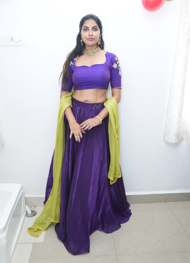 Actress Divi Vadthya Created a buzz in Manikonda Photos9