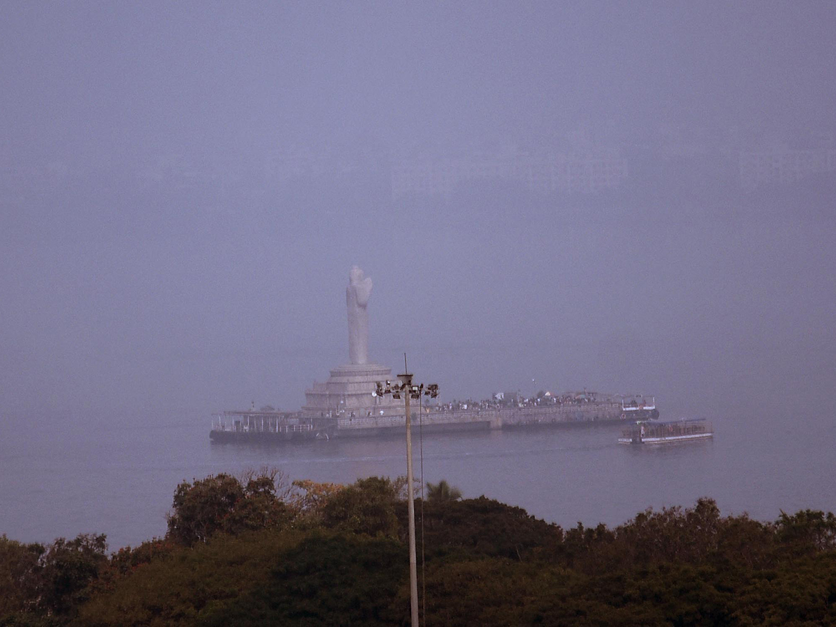 Dense Fog Blankets In Hyderabad Viral Photos15