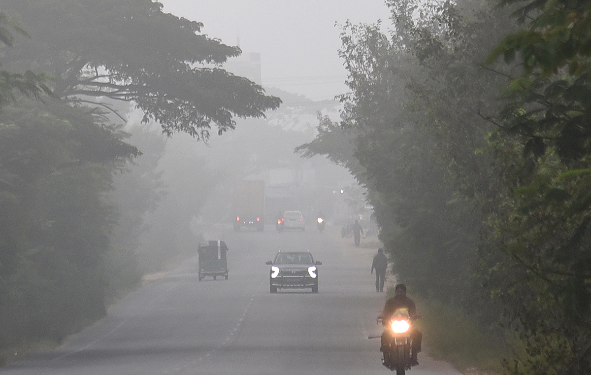 Dense Fog Blankets In Hyderabad Viral Photos4
