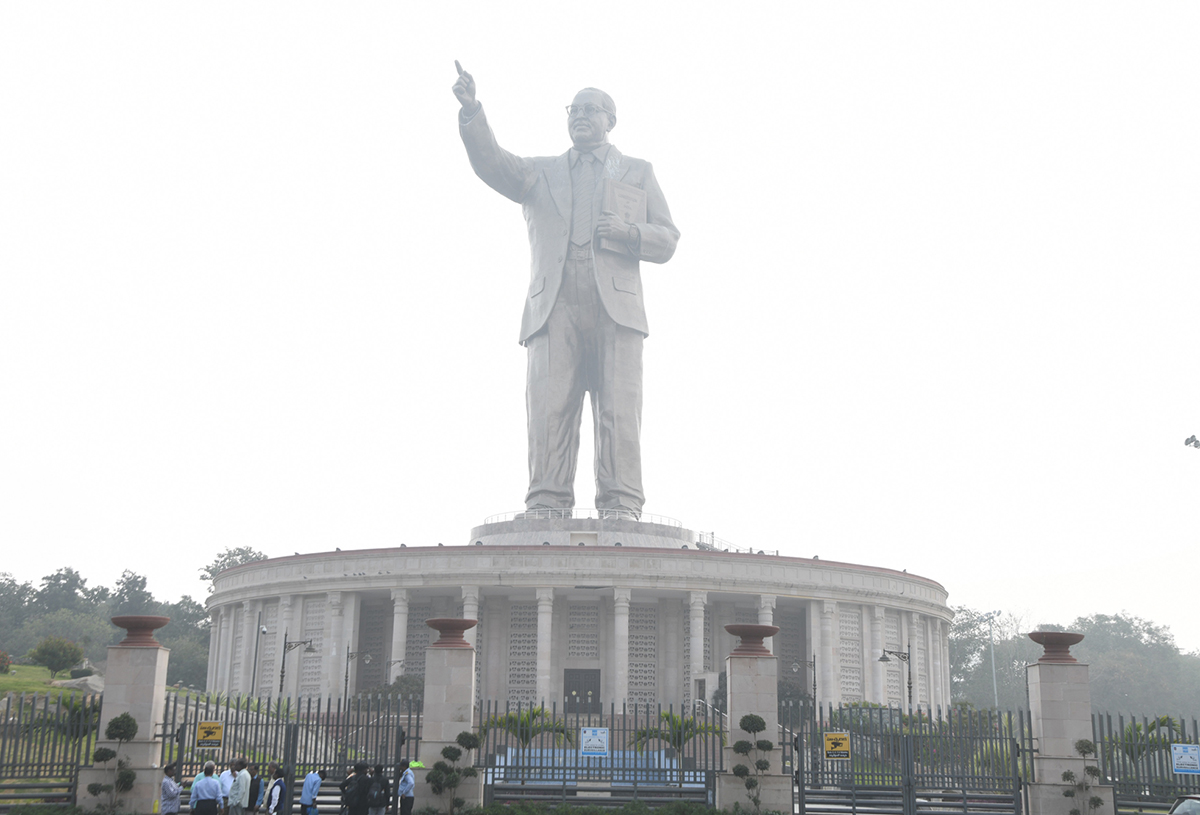 Dense Fog Blankets In Hyderabad Viral Photos7