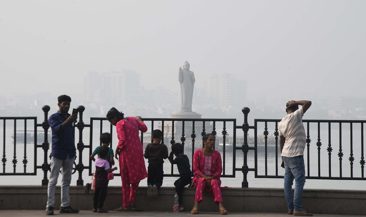 Dense Fog Blankets In Hyderabad Viral Photos9