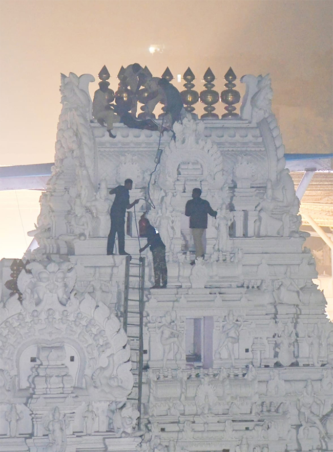 Drunk man Hulchul at TTD Sri Govindarajaswami Temple2