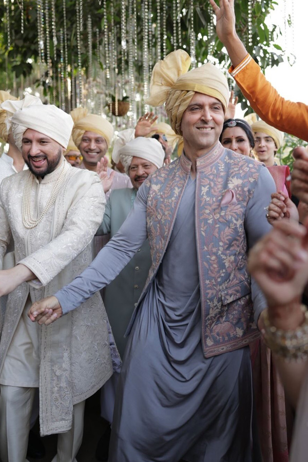 Hrithik Roshan shared Beautiful pictures with His family from his cousin Eshaan wedding Photos12