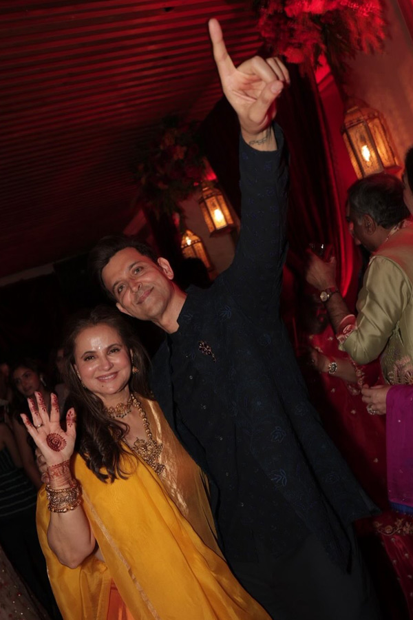 Hrithik Roshan shared Beautiful pictures with His family from his cousin Eshaan wedding Photos13