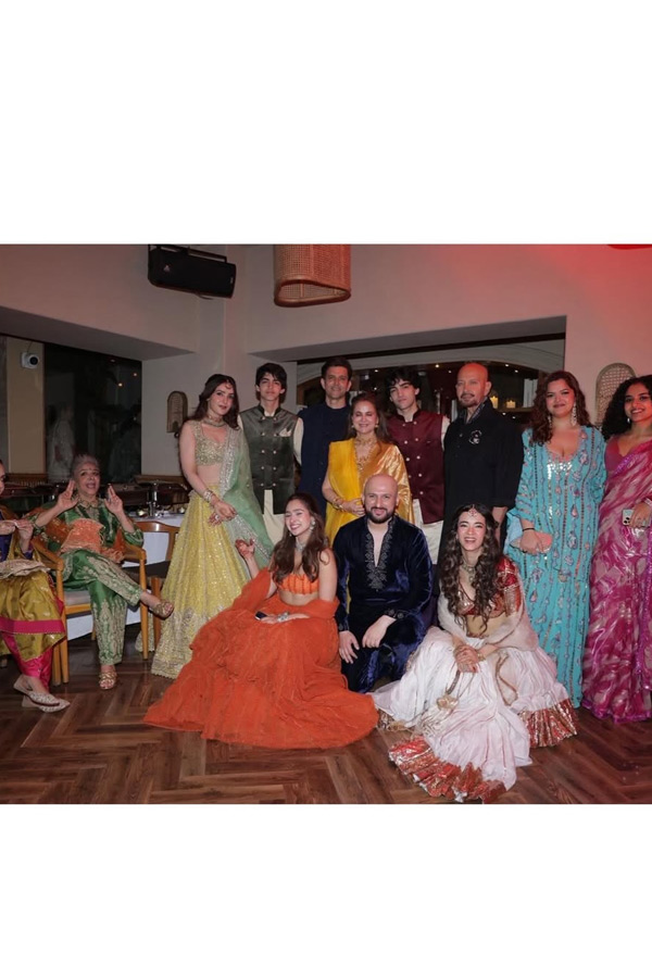 Hrithik Roshan shared Beautiful pictures with His family from his cousin Eshaan wedding Photos15