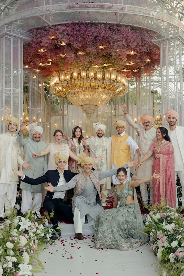 Hrithik Roshan shared Beautiful pictures with His family from his cousin Eshaan wedding Photos5