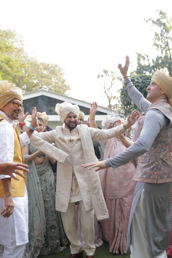 Hrithik Roshan shared Beautiful pictures with His family from his cousin Eshaan wedding Photos6