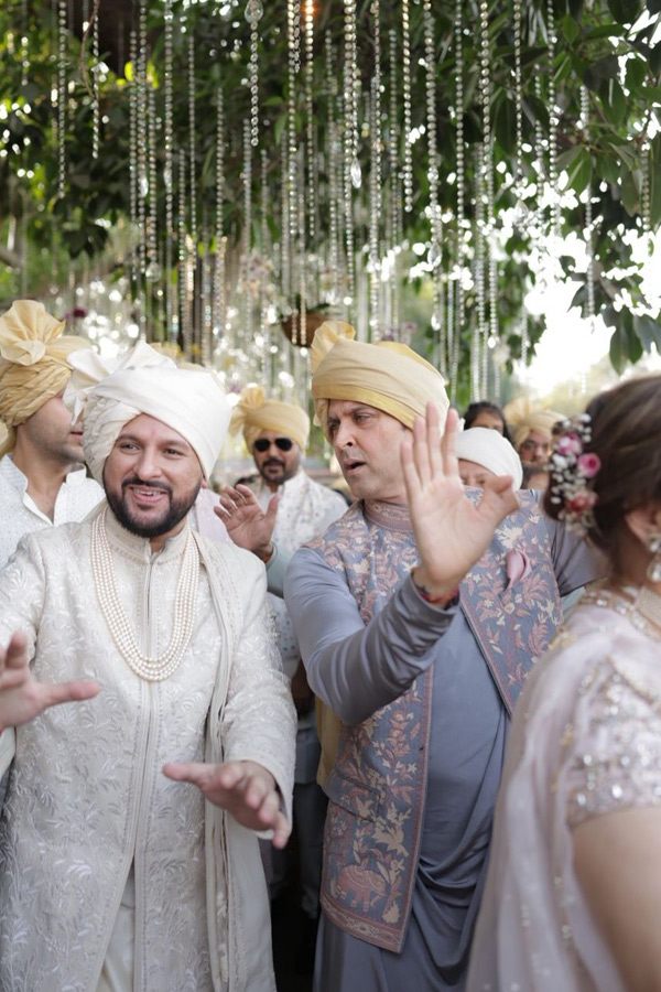 Hrithik Roshan shared Beautiful pictures with His family from his cousin Eshaan wedding Photos7