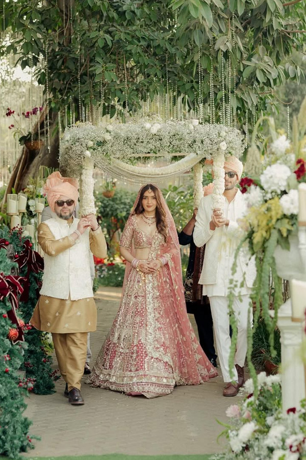 Hrithik Roshan shared Beautiful pictures with His family from his cousin Eshaan wedding Photos9